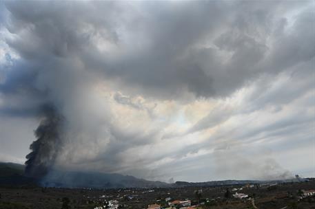 20/09/2021. Sánchez visita las zonas afectadas por la erupción volcánica en La Palma. Humo procedente del volcán en la isla canaria.