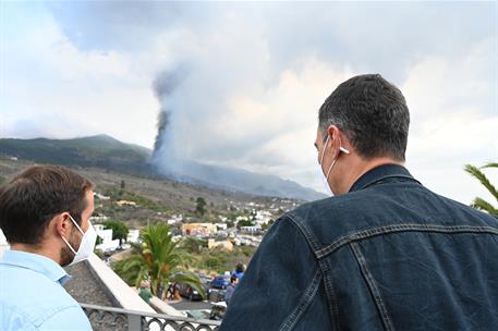 20/09/2021. Sánchez visita las zonas afectadas por la erupción volcánica en La Palma. El presidente del Gobierno, Pedro Sánchez, contempla l...