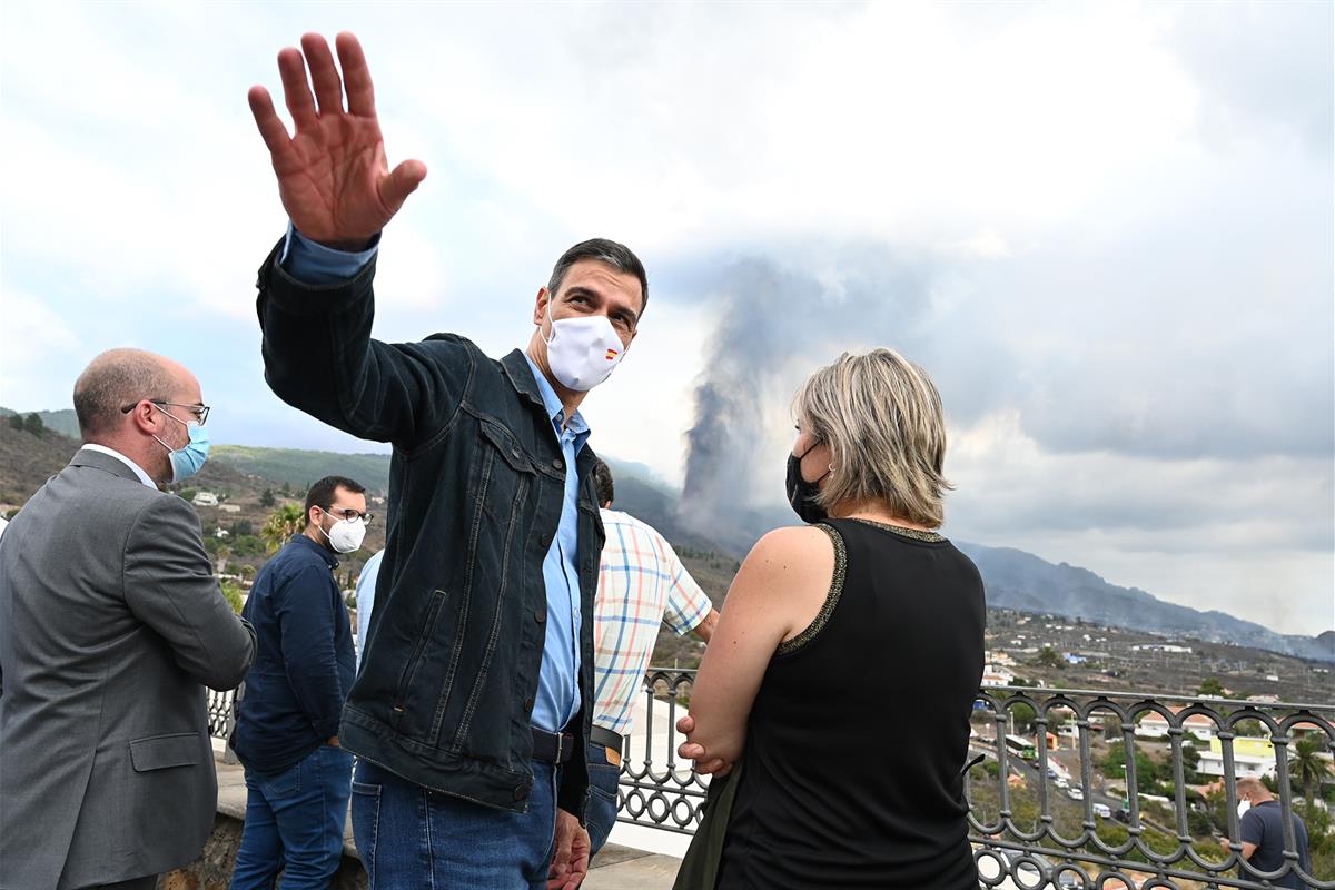 20/09/2021. Sánchez visita las zonas afectadas por la erupción volcánica en La Palma. El presidente del Gobierno, Pedro Sánchez, habla con p...