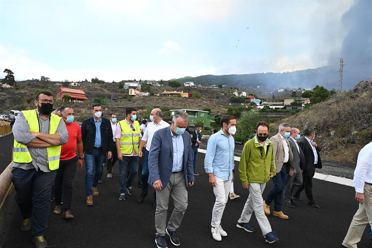 20/09/2021. Sánchez visita las zonas afectadas por la erupción volcánica en La Palma. El presidente del Gobierno, Pedro Sánchez, el presiden...