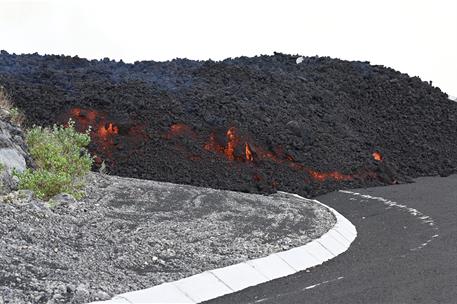 20/09/2021. Sánchez visita las zonas afectadas por la erupción volcánica en La Palma. La lava procedente del volcán ha cortado varias carret...