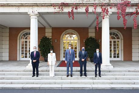 20/10/2021. Pedro Sánchez se reúne con los alcaldes de Don Benito y de Villanueva. El presidente del Gobierno, Pedro Sánchez, recibe a los a...