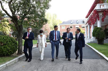 20/10/2021. Pedro Sánchez se reúne con los alcaldes de Don Benito y de Villanueva. El presidente del Gobierno, Pedro Sánchez, pasea por los ...