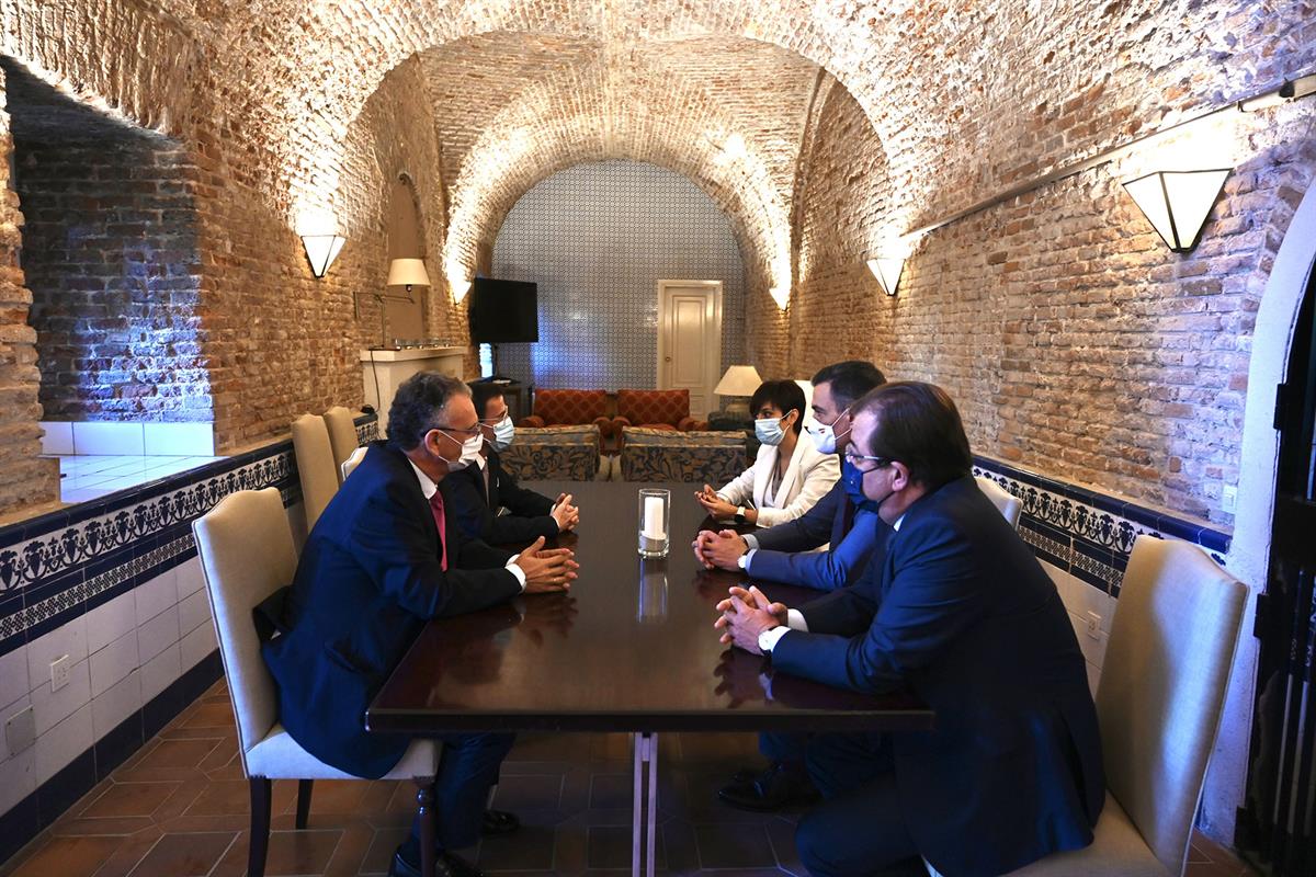 20/10/2021. Pedro Sánchez se reúne con los alcaldes de Don Benito y de Villanueva. El presidente del Gobierno, Pedro Sánchez, se reúne con l...