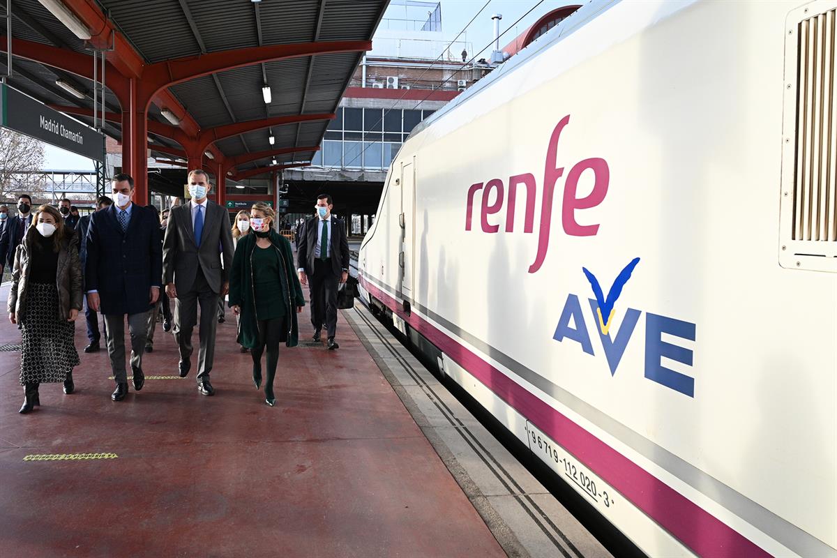 20/12/2021. El rey Felipe VI y Pedro Sánchez inauguran la primera Línea de tren de Alta Velocidad Madrid-Galicia. El rey Felipe VI, el presi...