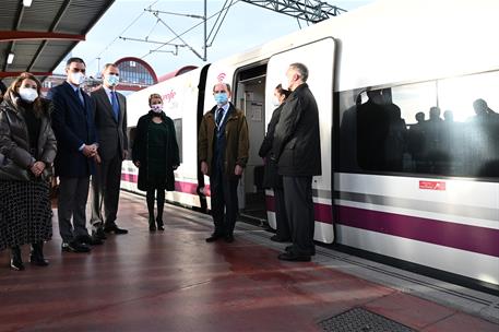 20/12/2021. El rey Felipe VI y Pedro Sánchez inauguran la primera Línea de tren de Alta Velocidad Madrid-Galicia. El rey Felipe VI, el presi...