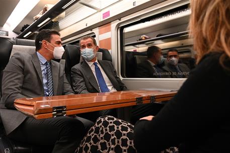 20/12/2021. El rey Felipe VI y Pedro Sánchez inauguran la primera Línea de tren de Alta Velocidad Madrid-Galicia. El rey Felipe VI, y el pre...