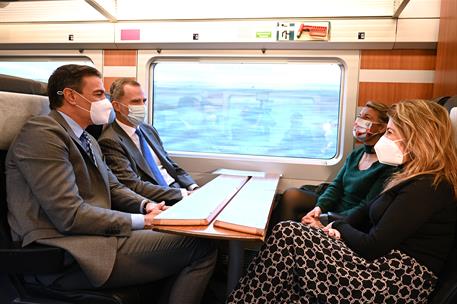 20/12/2021. El rey Felipe VI y Pedro Sánchez inauguran la primera Línea de tren de Alta Velocidad Madrid-Galicia. El rey Felipe VI, el presi...