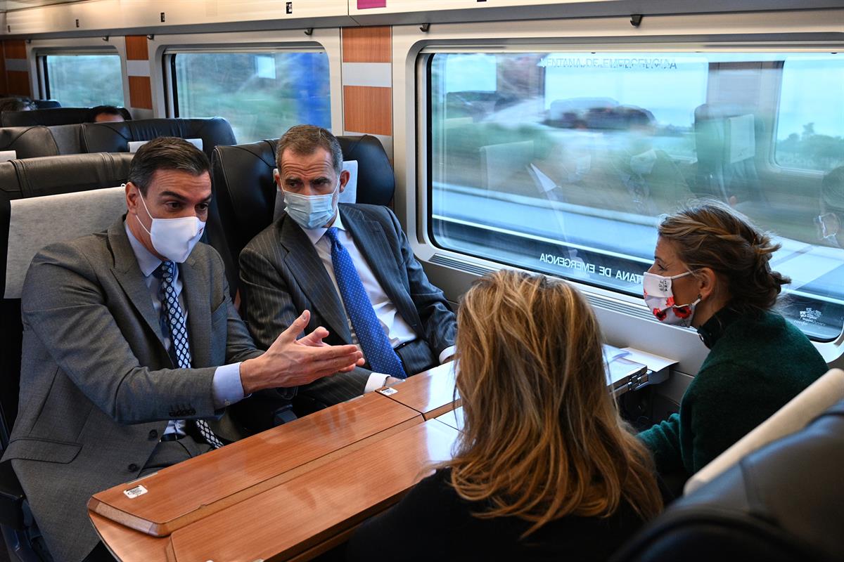 20/12/2021. El rey Felipe VI y Pedro Sánchez inauguran la primera Línea de tren de Alta Velocidad Madrid-Galicia. El rey Felipe VI, el presi...