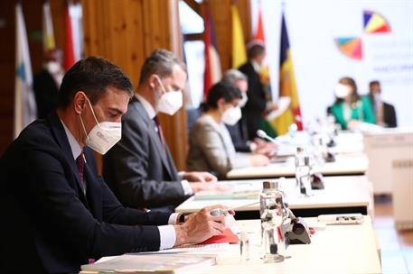 21/04/2021. Pedro Sánchez participa en la XXVII Cumbre Iberoamericana. El presidente del Gobierno, Pedro Sánchez, junto al Rey Felipe VI, du...