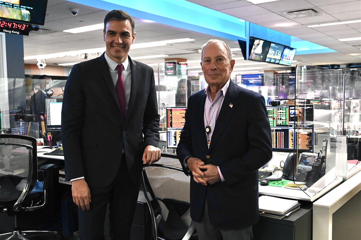 21/07/2021. Viaje de Pedro Sánchez a Nueva York. El presidente del Gobierno, Pedro Sánchez, junto al cofundador de Bloomberg, Michael Bloomb...