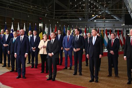 21/10/2021. El presidente del Gobierno asiste a la reunión del Consejo Europeo. Fotografía de familia de los jefes de Estado y de Gobierno a...