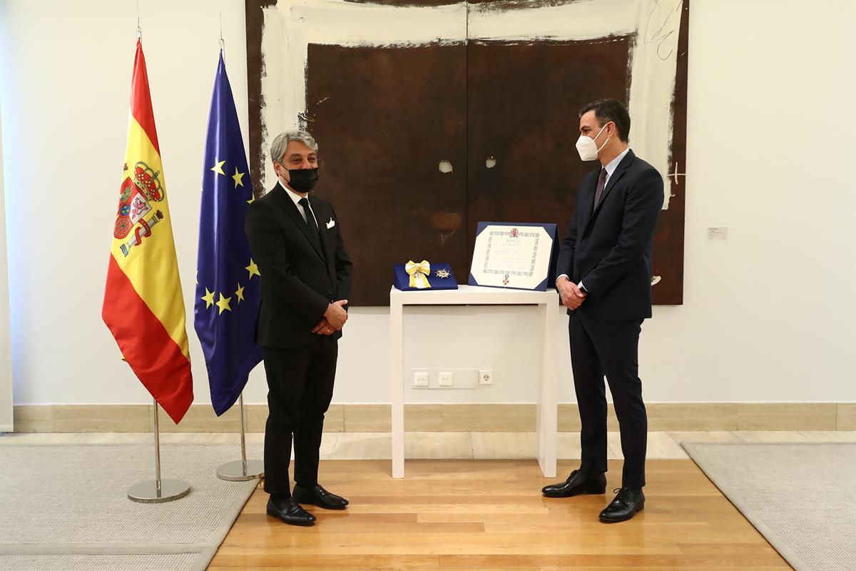 22/03/2021. Sánchez recibe al CEO mundial de Renault. El presidente del Gobierno, Pedro Sánchez, junto al CEO mundial de Reanault, Luca de Melo.