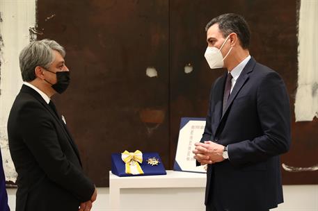 22/03/2021. Sánchez recibe al CEO mundial de Renault. El presidente del Gobierno, Pedro Sánchez, conversa con el CEO mundial de Reanault, Lu...