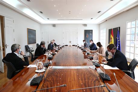 22/03/2021. Sánchez recibe al CEO mundial de Renault. El presidente del Gobierno, Pedro Sánchez, y la ministra de Industria, Comercio y Turi...