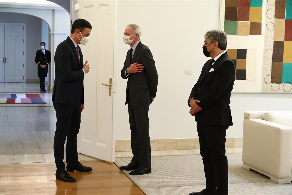 22/03/2021. Sánchez recibe al CEO mundial del Gurpo Renault. El presidente del Gobierno, Pedro Sánchez, saluda presidente del Grupo Renault,...