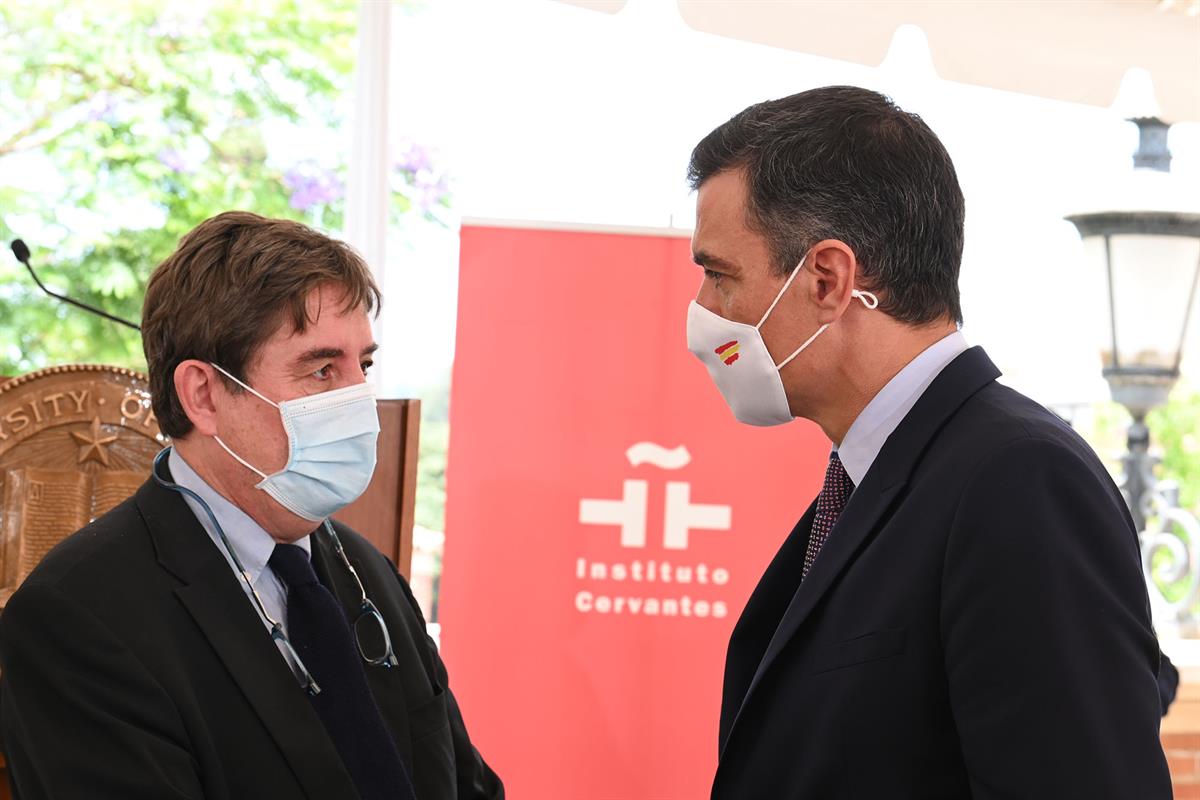 22/07/2021. Pedro Sánchez en el acto de promoción de la lengua y la cultura española. El presidente del Gobierno, Pedro Sánchez, charla con ...