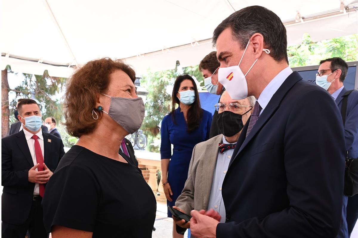 23/07/2021. Pedro Sánchez en el acto de promoción de la lengua y la cultura española. El presidente del Gobierno, Pedro Sánchez, charla con ...