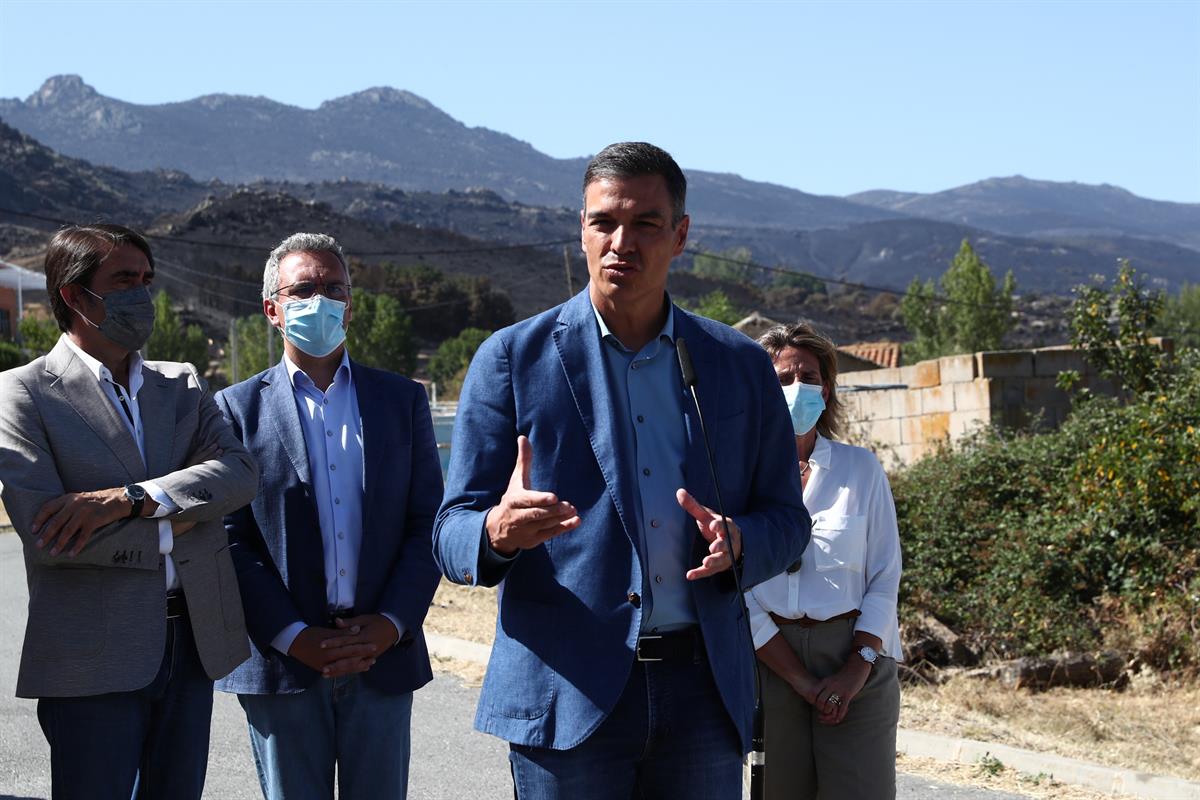 22/08/2021. Sánchez visita las zonas afectadas por el incendio de Ávila. El presidente del Gobierno, Pedro Sánchez, durante la declaración i...