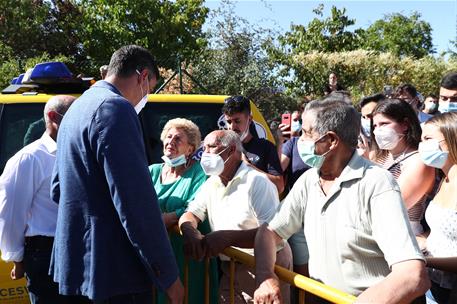 22/08/2021. Pedro Sánchez visita las zonas afectadas por el incendio de Ávila. El presidente del Gobierno, Pedro Sánchez, conversa con los v...