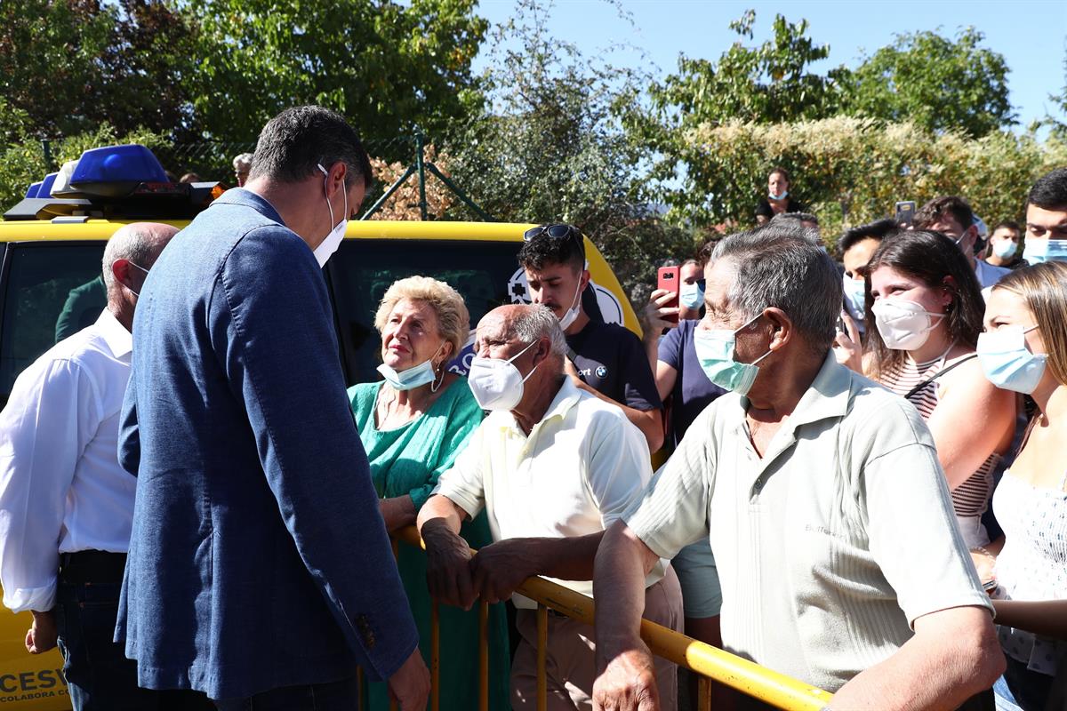 22/08/2021. Pedro Sánchez visita las zonas afectadas por el incendio de Ávila. El presidente del Gobierno, Pedro Sánchez, conversa con los v...