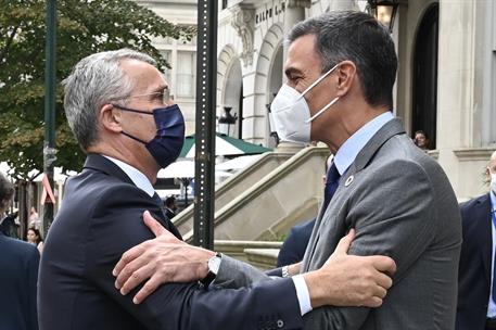 22/09/2021. Pedro Sánchez se reúne con Jens Stoltenberg. El presidente del Gobierno, Pedro Sánchez, saluda al secretario general de la OTAN,...