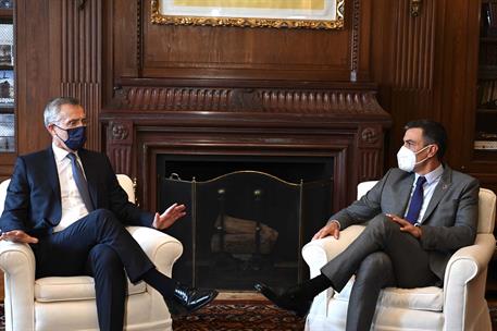 22/09/2021. Pedro Sánchez se reúne con Jens Stoltenberg. El presidente del Gobierno, Pedro Sánchez, conversa con el secretario general de la...