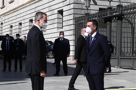 23/02/2021. Acto con motivo del 40º aniversario del 23-F. El presidente del Gobierno, Pedro Sánchez, saluda al rey Felipe VI, al inicio del ...