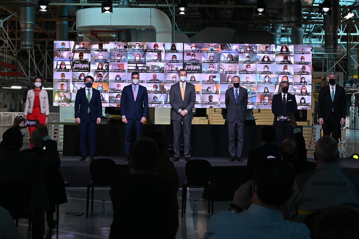 23/03/2021. Pedro Sánchez asiste al acto de presentación del Plan Industrial 2021-2024 de Renault. Foto de familia del acto de presentación ...