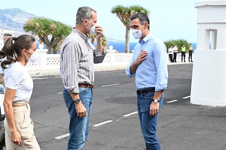 23/09/2021. Pedro Sánchez, en La Palma. El presidente del Gobierno, Pedro Sánchez, recibe a los reyes Felipe VI y Doña Letizia a su llegada ...