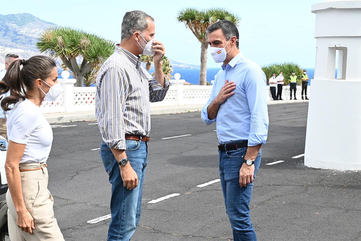 23/09/2021. Pedro Sánchez, en La Palma. El presidente del Gobierno, Pedro Sánchez, recibe a los reyes Felipe VI y Doña Letizia a su llegada ...