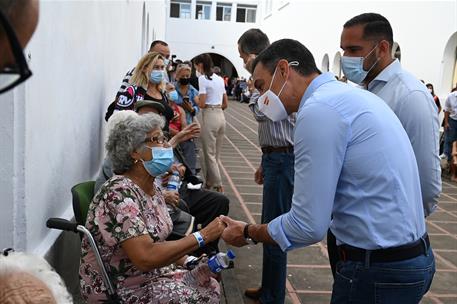 23/09/2021. Pedro Sánchez, en La Palma. El presidente del Gobierno, Pedro Sánchez, habla con las personas afectadas por los desalojos tras l...