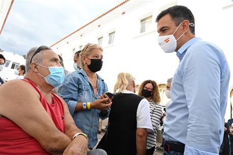 23/09/2021. Pedro Sánchez, en La Palma. El presidente del Gobierno, Pedro Sánchez, habla con las personas afectadas por los desalojos tras l...