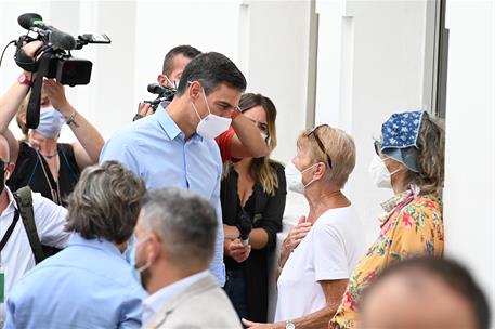 23/09/2021. Pedro Sánchez, en La Palma. El presidente del Gobierno, Pedro Sánchez, charla con una de las vecinas afectadas en el municipio de Todoque.