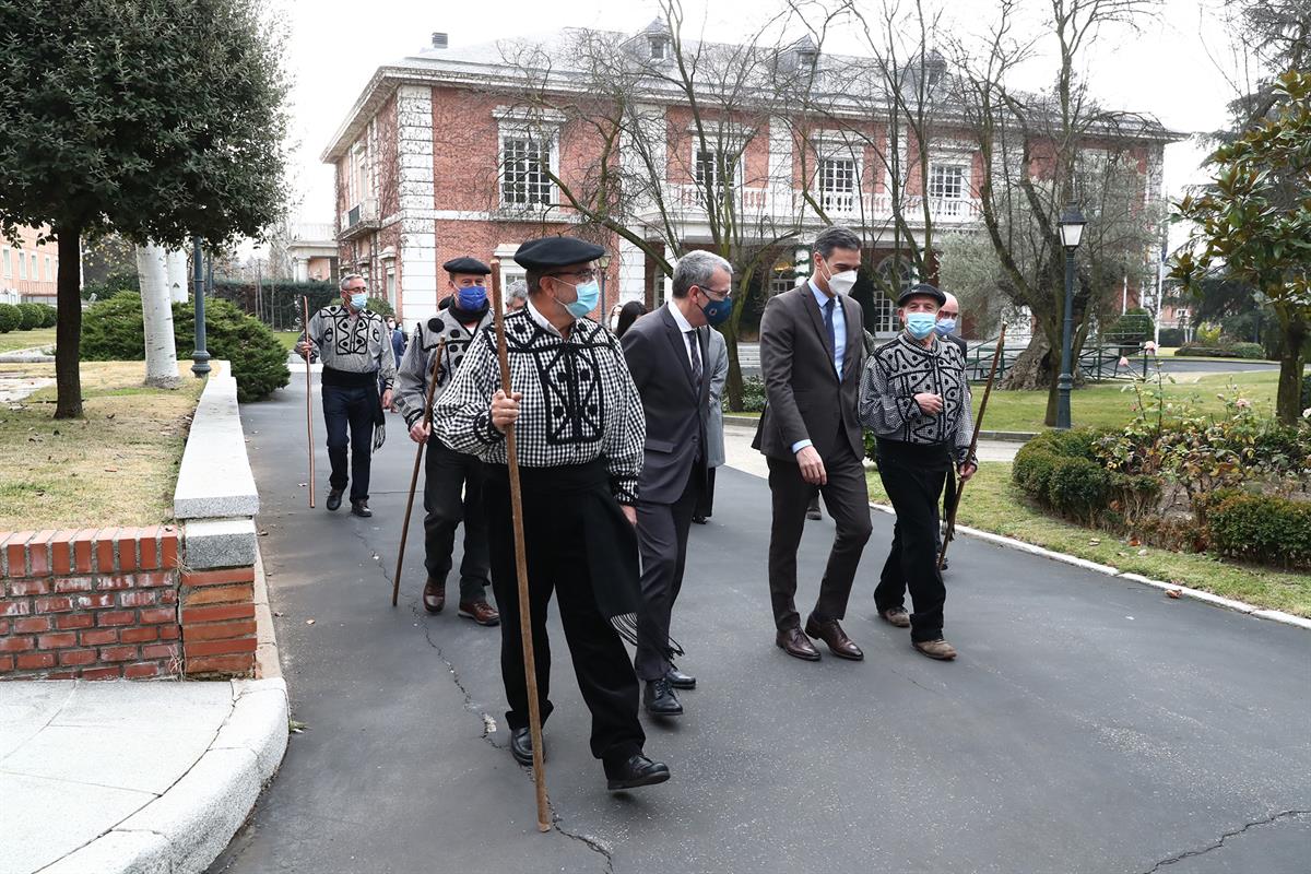 23/12/2021. Acto de recepción de la talla en madera "Confinamiento de la Reina Juana en Tordesillas". El presidente del Gobierno, Pedro Sánc...