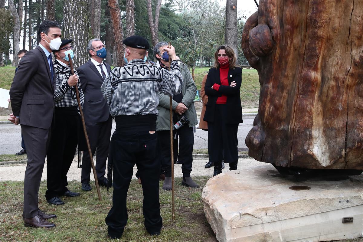 23/12/2021. Acto de recepción de la talla en madera "Confinamiento de la Reina Juana en Tordesillas", símbolo de la protección medioambiental y los...