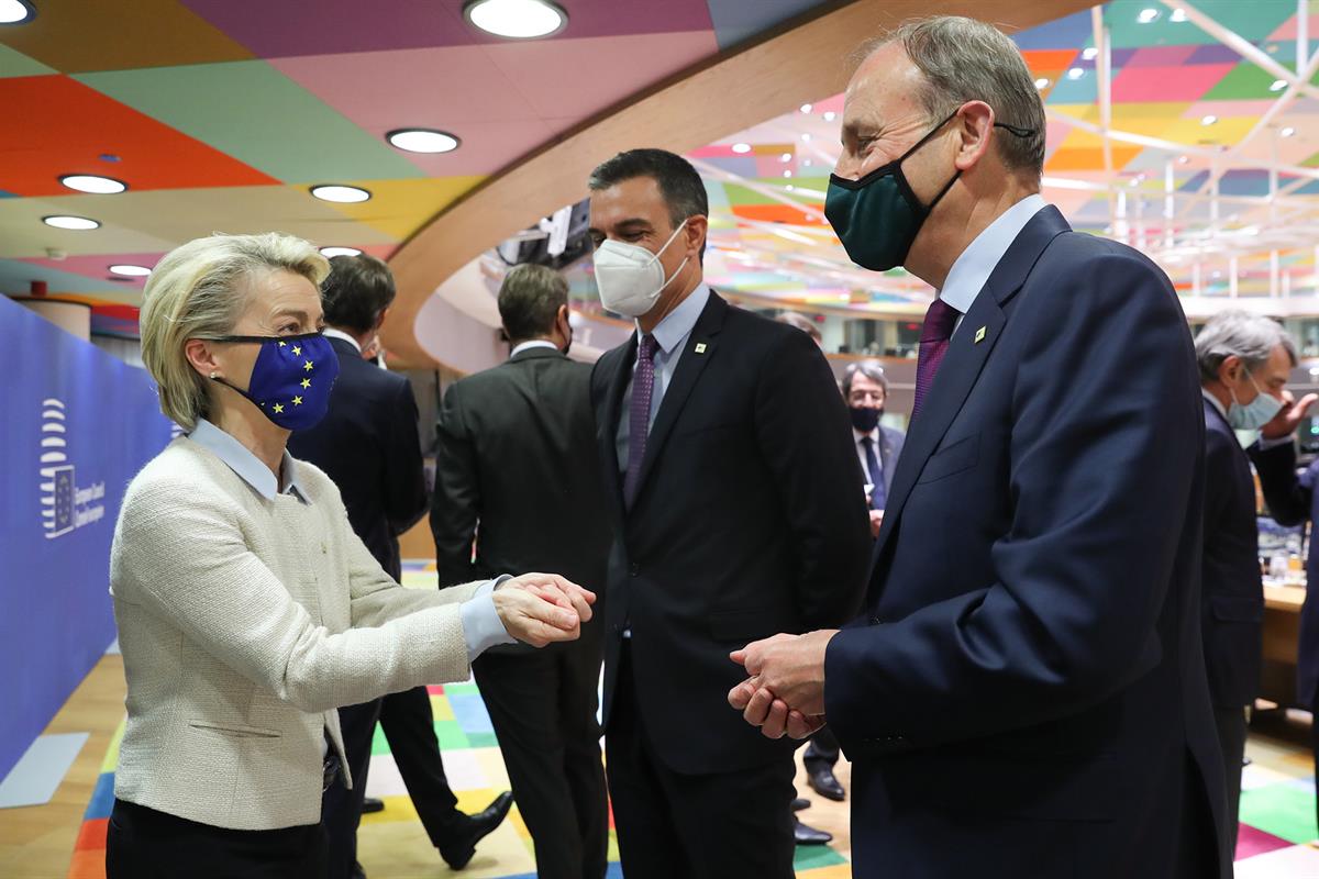 24/05/2021. El presidente del Gobierno participa en el Consejo Europeo Extraordinario. El presidente del Gobierno, Pedro Sánchez, junto a la...