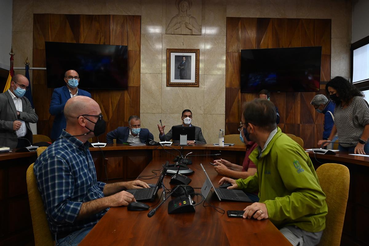 24/09/2021. Pedro Sánchez realiza una visita de seguimiento de los efectos de la erupción volcánica en La Palma. El presidente del Gobierno,...