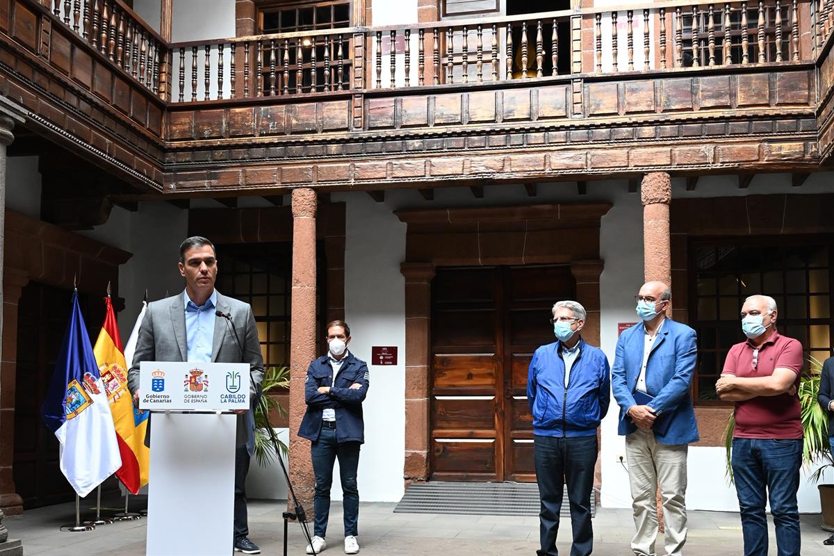 24/09/2021. Pedro Sánchez realiza una visita de seguimiento de los efectos de la erupción volcánica en La Palma. El presidente del Gobierno,...