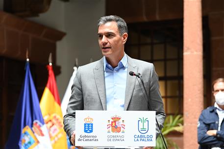 24/09/2021. Pedro Sánchez realiza una visita de seguimiento de los efectos de la erupción volcánica en La Palma. El presidente del Gobierno,...