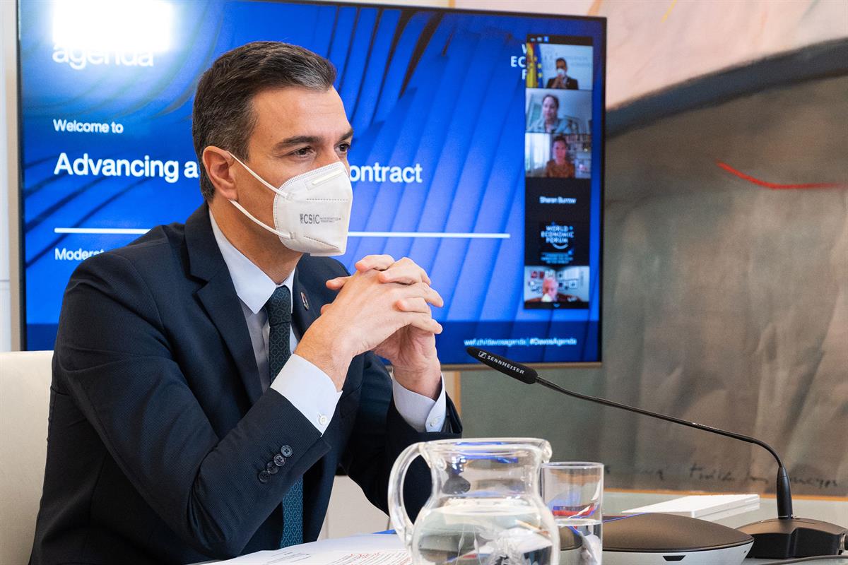 25/01/2021. Sánchez participa en el Foro de Davos. El presidente del Gobierno, Pedro Sánchez, durante su intervención por videoconferencia, ...