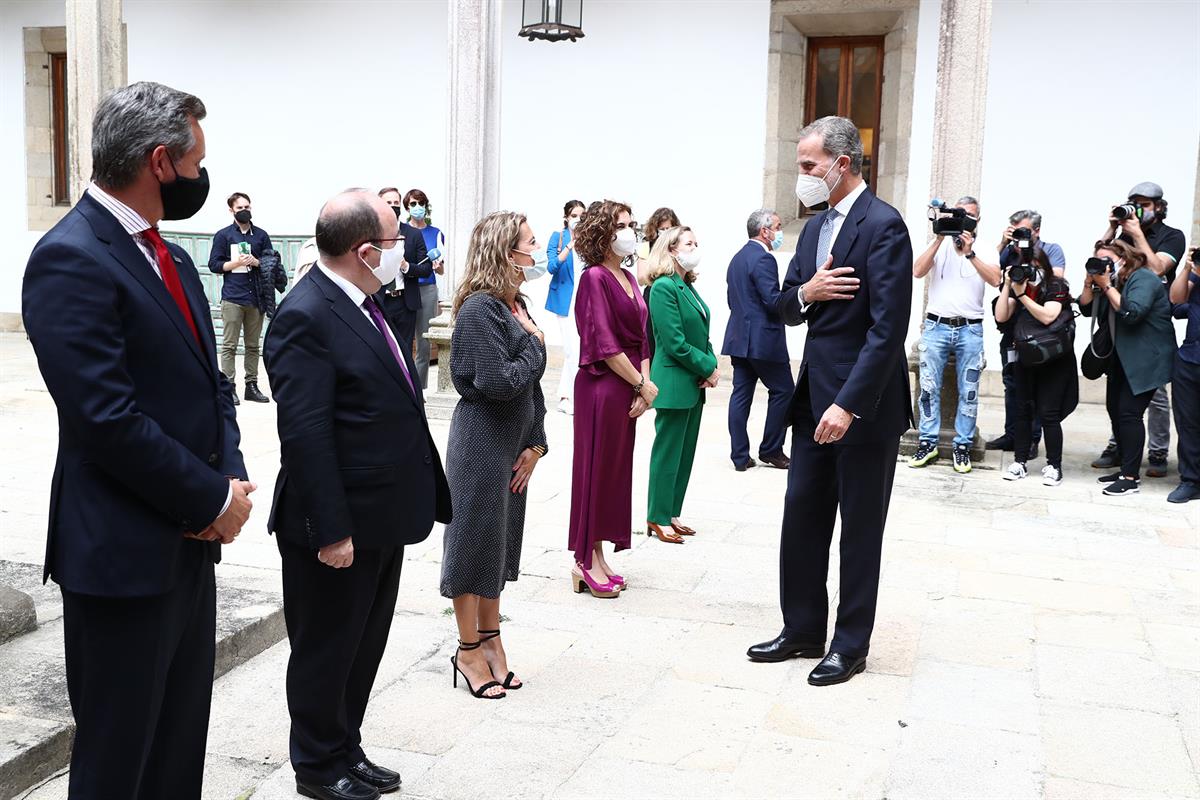 25/07/2021. Pedro Sánchez participa en la reunión del Real Patronato de Santiago de Compostela. El rey Felipe VI, a su llegada al Hostal de ...