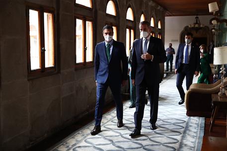 25/07/2021. Pedro Sánchez participa en la reunión del Real Patronato de Santiago de Compostela. El rey Felipe VI, charlando con el president...