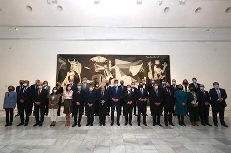 25/10/2021. Sánchez preside la primera reunión de la Comisión Nacional para la Conmemoración del 50º aniversario de la muerte de Picasso. El...