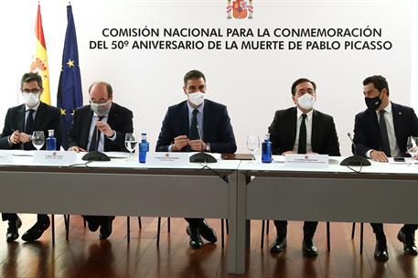 25/10/2021. Sánchez preside la primera reunión de la Comisión Nacional para la Conmemoración del 50º aniversario de la muerte de Picasso. El...