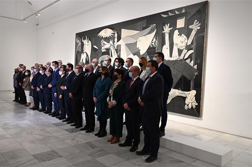 Foto de familia de los asistentes a la primera reunión de la Comisión Nacional