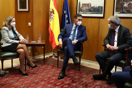 25/10/2021. Sánchez clausura el seminario 'Seguiemiento de la recuperación: más allá del PIB'. El presidente del Gobierno, Pedro Sánchez, y ...