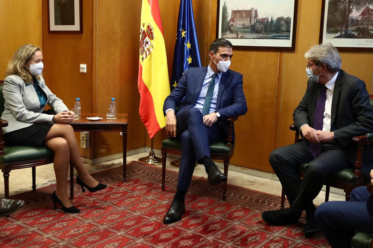 25/10/2021. Sánchez clausura el seminario 'Seguiemiento de la recuperación: más allá del PIB'. El presidente del Gobierno, Pedro Sánchez, y ...