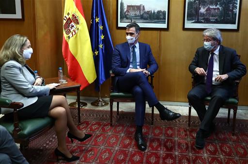 La vicepresidenta Nadia Calviño, junto a Pedro Sánchez y el comisario europeo Paolo Gentiloni