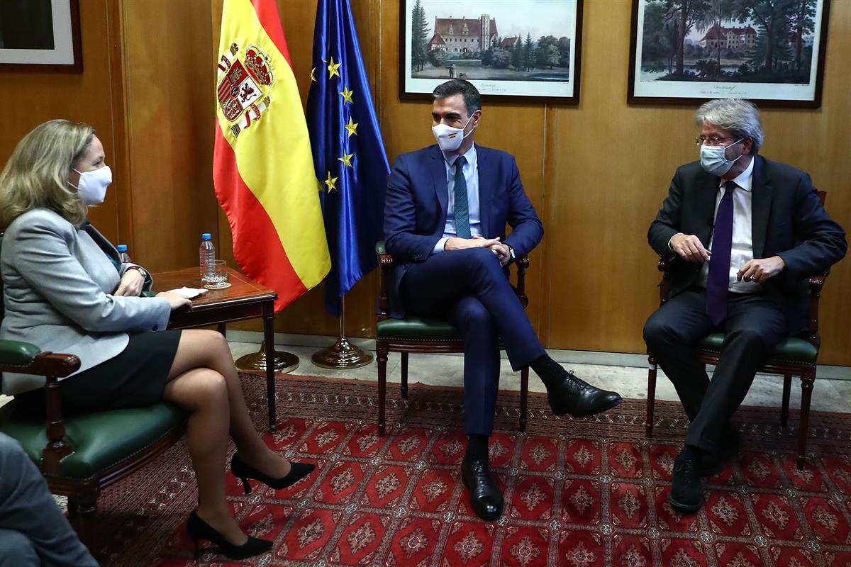 25/10/2021. Sánchez clausura el seminario 'Seguiemiento de la recuperación: más allá del PIB'. El presidente del Gobierno, Pedro Sánchez, y ...